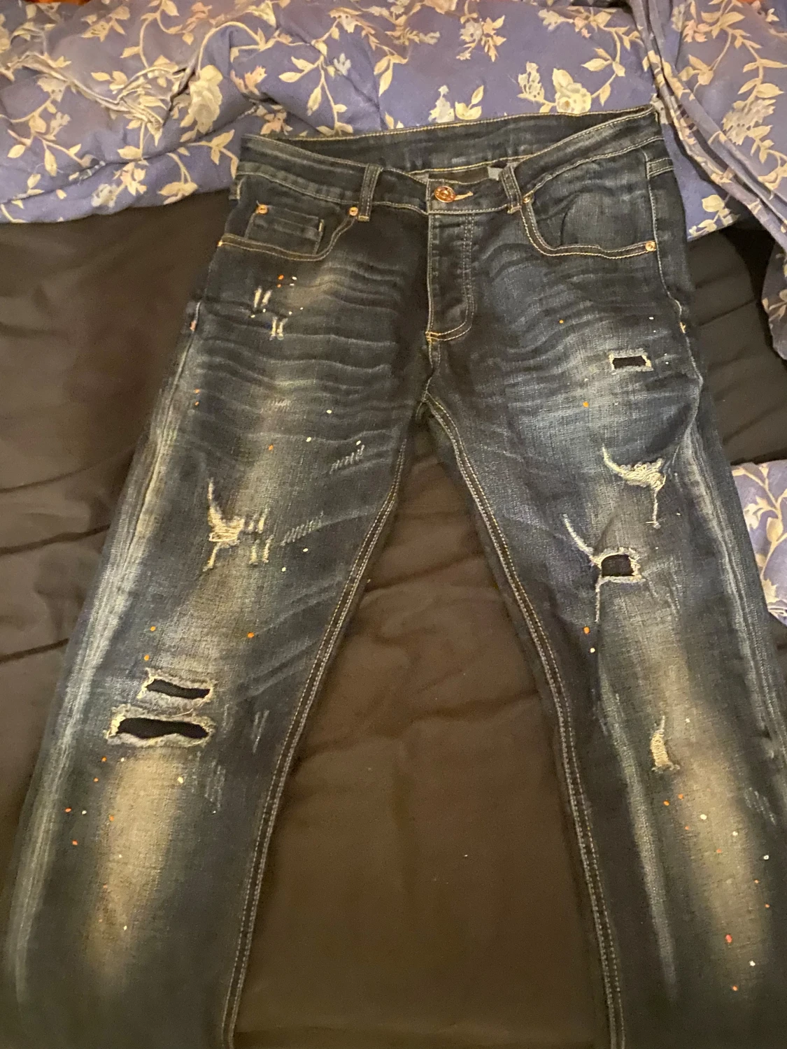 Mörkblå skinny jeans med slitningar