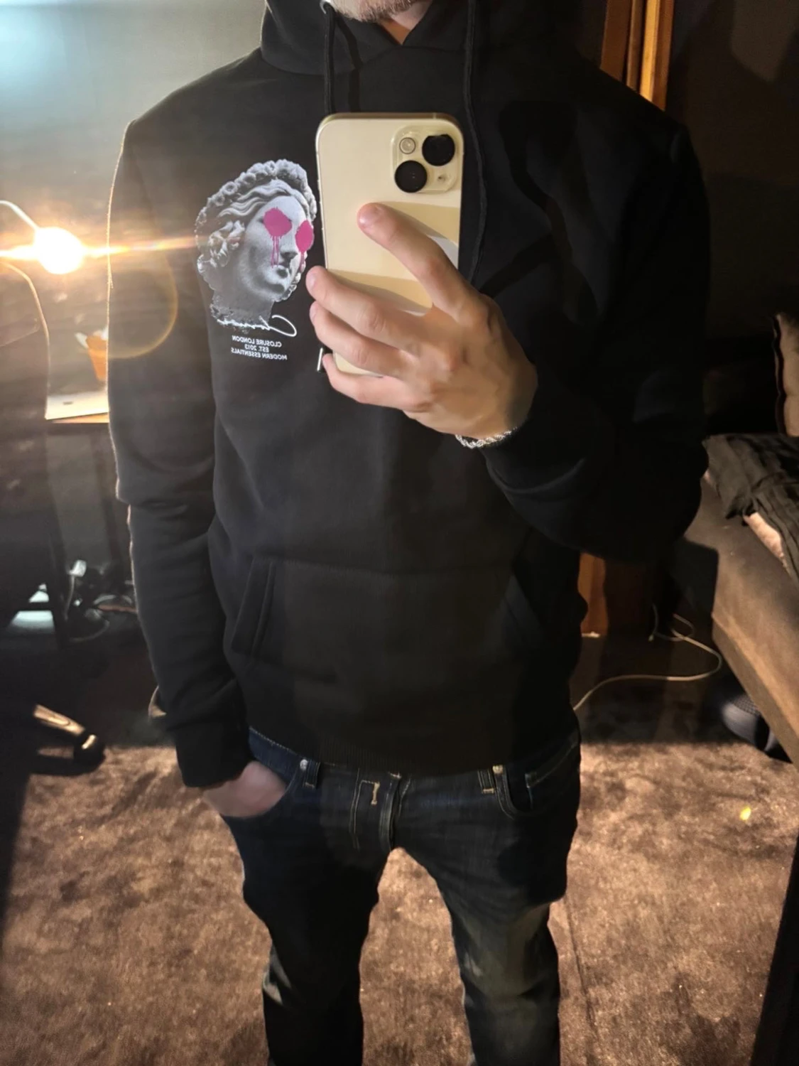 Svart hoodie med konstnärligt tryck - 3