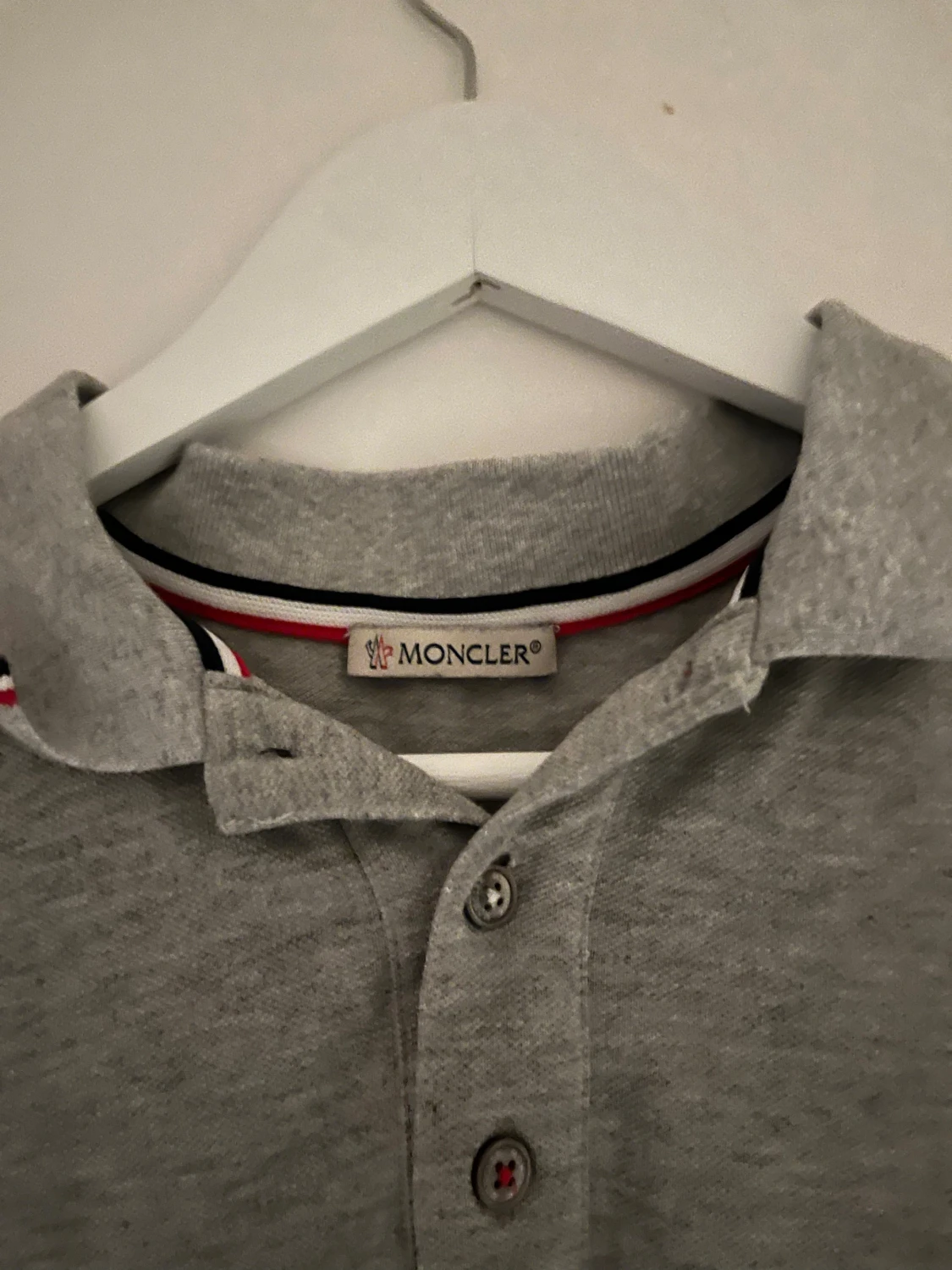 Grå Moncler pikétröja med röd/vit detalj - 1