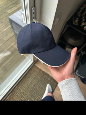 Vero Amore keps Loro Piana  - Riktigt fräsch keps från Vero Amore. Sprillans ny säljer pga ej passar mitt huvud. Perfekt för den som inte vill lägga 5k på en Loro Piana keps men vill få ut lika mycket. 