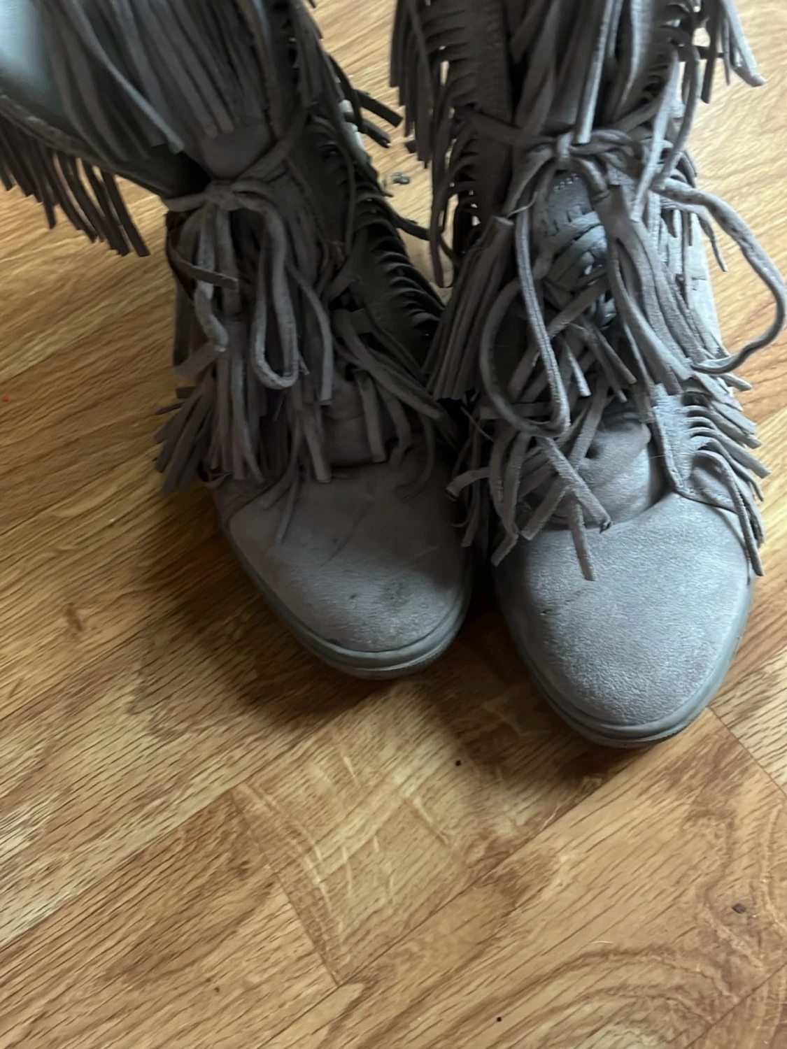 Grå mocka boots med fransar - 1