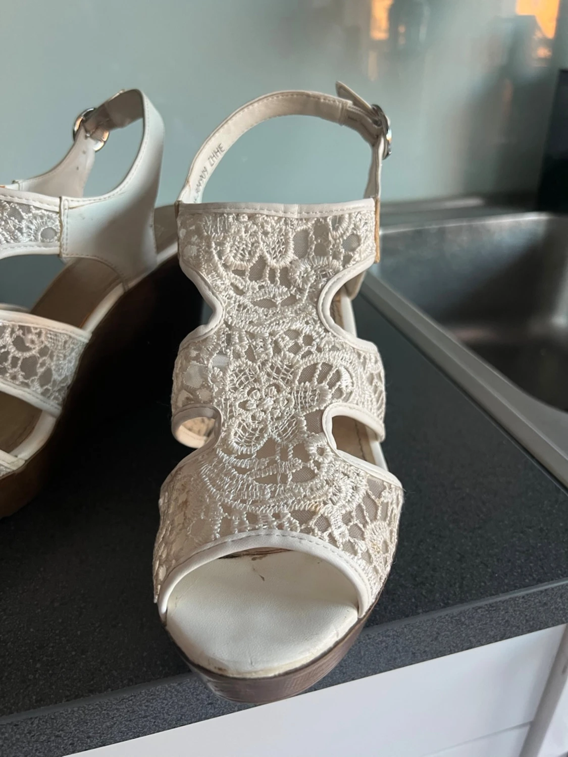 Vita kilklackade sandaler med spets - 1