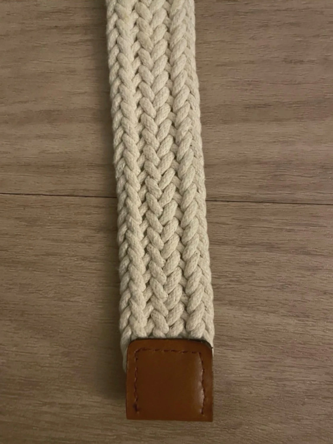 Beige flätad bälte med skinn-detaljer