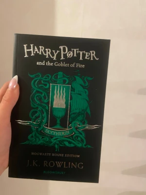Harry Potter and the Goblet of Fire (Slytherin Edition) - Upptäck den unika Slytherin-utgåvan av Harry Potter and the Goblet of Fire! Perfekt för dig som älskar magi, spänning och Hogwarts. Boken har exklusiva Slytherin-detaljer och illustrationer, och är ett måste för alla unga fans av fantasy och äventyr även en perfekt julklapp! Skickat samma dag eller dagen efter!.