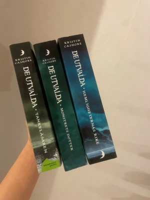 De utvalda (Bok 1-3) - Skickar samma dag eller den kommande dagen- Följ med på ett episkt äventyr i De utvalda-serien! Tre böcker fyllda av spänning, mystik och starka hjältinnor i en fantasivärld där inget är som det verkar. Perfekt för dig som älskar fantasy och vill försvinna in i en annan värld. Alla tre böcker säljs kan även sälja separat! 