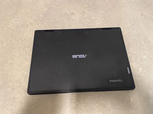 ASUS ExpertBook - ASUS ExpertBook laptop med Intel Inside, HDMI-port och Energy Star-certifiering. Skärmen och tangentbordet är i gott skick, men locket har några synliga repor. Perfekt för studier eller arbete tack vare sin kompakta design och pålitliga prestanda.