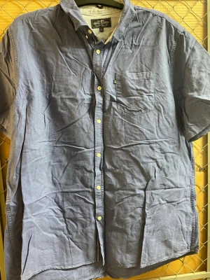 Skjorta  - En skjorta med ficka