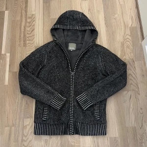 Hög kvalitet fodrad/stickad cardigan  - As fet fodrad cardigan nu till vintern, väldigt trendigt, skick 10/10 inga defekter ingenting, priset kan diskuteras🙌