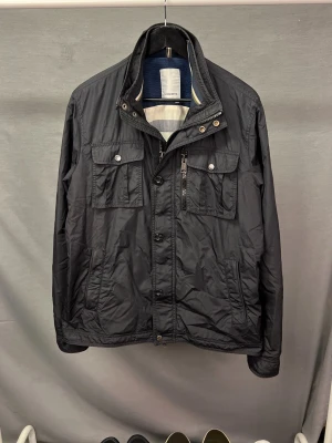 J Lindeberg field jacka  - Supersnygg field jacka från j Lindeberg! Size L sitter som M! Modellen är 179 och bär oftast S! Jackan är svart! Perfekt för höst/mildare vinter! Hör av dig vid minsta fundering 🤩