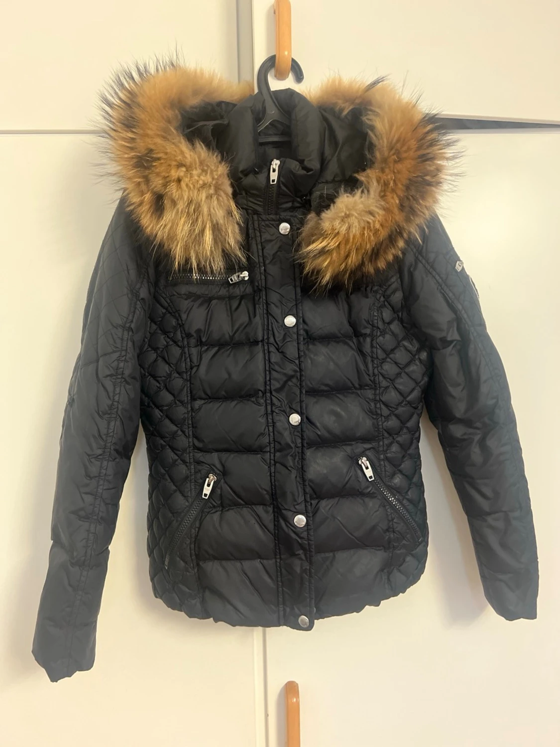 Svart pufferjacka Rockandblue med päls - 1