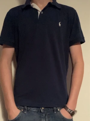 Mörkblå pikétröja från Ralph Lauren - Tja, säljer min feta Polo Ralph Lauren Pike tröja, ställ gärna frågor om ni eventuellt är intresserade