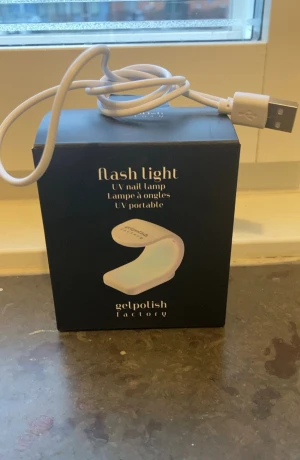 UV-lampa för nagel tippar - Säljer en vit UV-lampa från Gelpolish Factory som används för att fästa nagel tippar.USB kabel ingår.Perfekt till dig som gillar att göra naglar ❤️🤏