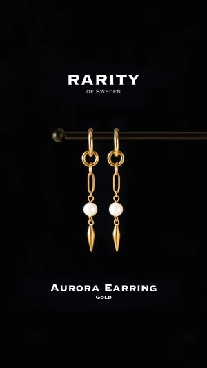 Aurora Earring - Gold: Unika guldiga örhängen med nitar och pärlor - Otroligt snygga örhängen med nitar och pärlor i rostfritt stål!! Örhängena är i fin guldig färg och passar så bra för att piffa upp en outfit och lägga till en extra detalj🪽Likt alla andra våra smycken tål dessa örhängen vatten och håller sitt glans länge!! Vid frågor eller funderingar - välkommen att skriva till oss🪽