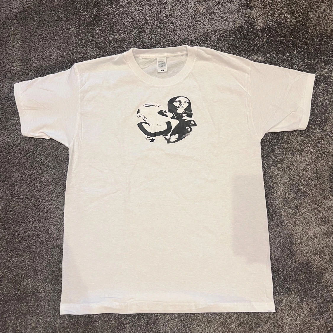 Vit t-shirt med grafiskt tryck