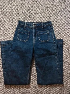 Blå wide jeans från Gina - Säljer dessa jättefina trendiga jeans ifrån Gina tricot, dom är i storlek 36/S och sitter jättefint! Dom har inga defekter 💕