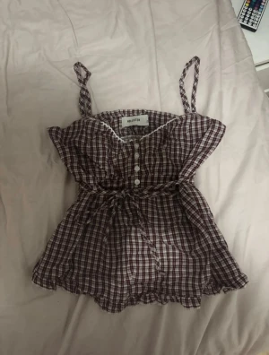 Babydoll linne ifrån hollister - Super söt linne ifrån hollister storlek S! Inte säker på om jag säljer så vill se vad folk ger för prisförslag!❣️ säljer inge för såhär lågt! Högst bud som jag fått just nu: 300kr