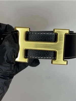 H skärp svart - Svart H skärp, bra skick och inte hugget i sten🤝