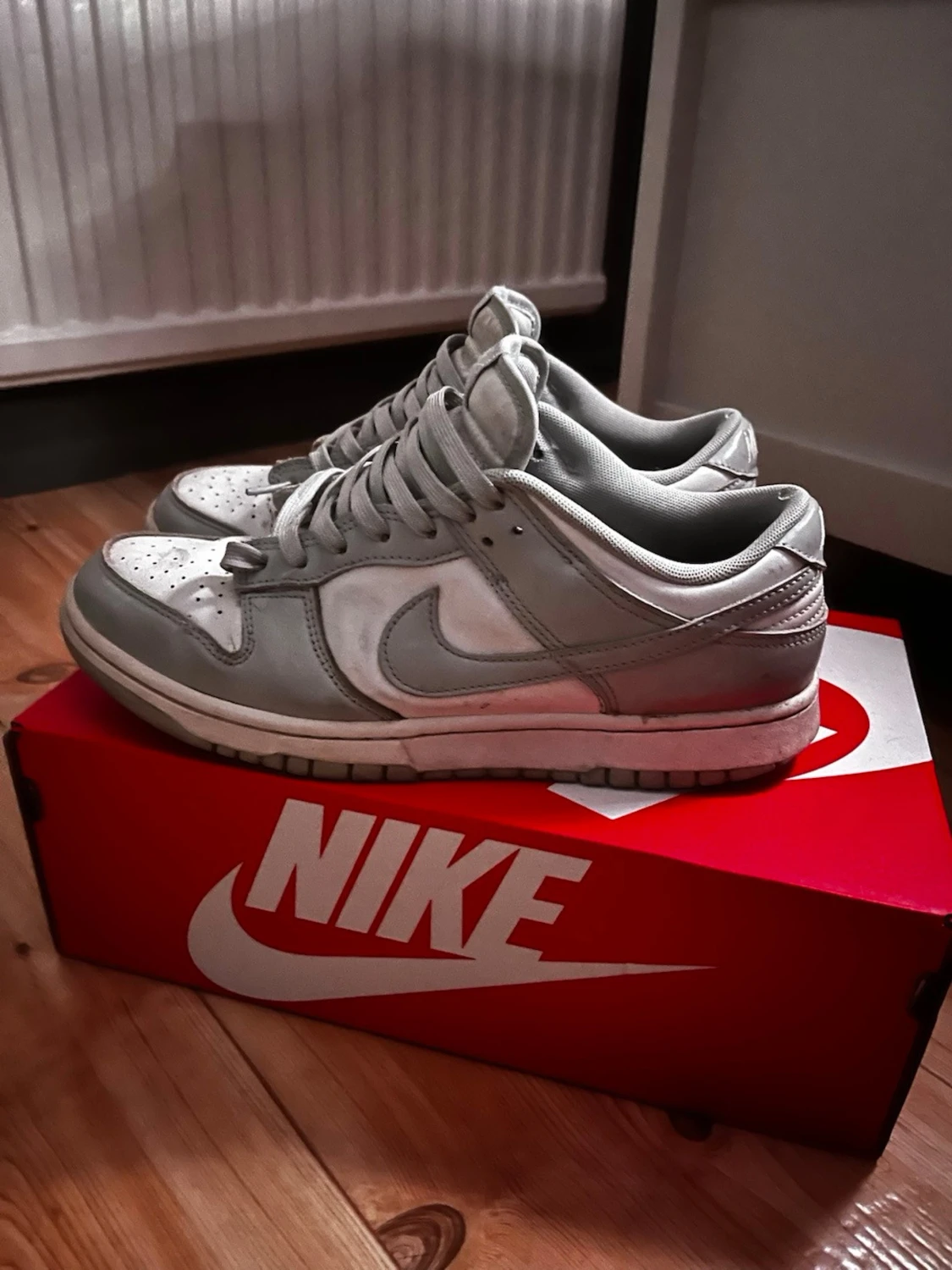 Nike Dunk Low i grått och vitt