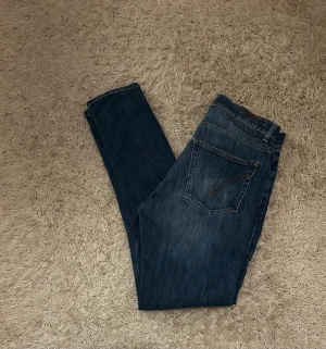 Dondup jeans - Tja säljer dehär riktigt sköna dondup jeansen. I modellen dian slim fit. Nypris 2899kr. De är i ett riktigt bra skick och har en schysst passform. Storlek 30 men passar även mindre storlekar. Ifall ni undrar över något är det bara att höra av er.