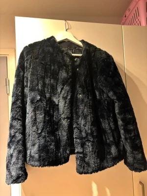 Filippa K pälsjacka   - Säljer min fina pälsjacka från Filippa K. En tidlös modell som passar både till vardag och fest. Jackan är välanvänd men fortfarande i funktionsdugligt skick – jag har lagat en söm på insidan (syns ej när du har den på). Till vänster på bilden med Filippa K märket är sömmen som är lagad. 