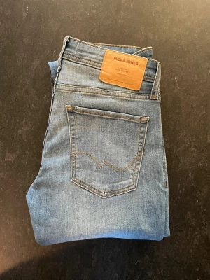 Ljusblå skinny jeans från Jack & Jones - Säljer ett par snygga ljusblå Jack & jones  jeans med storlek W30/L32, slim fit. Jeansen är mycket bekväma och är stretchiga för extra komfort. Nypris 800kr Fråga gärna om ni vill ha fler bilder eller om mått eller generellt om det är något ni undrar.