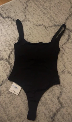  Zara Svart bodysuit  - Säljer en svart bodysuit från Zara i storlek S.  Prislappen sitter kvar. Skriv vid frågor💞