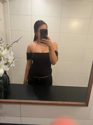 Svart  topp från H&M - Säljer en svart croppad topp från H&M i storlek XS. Toppen har en fyrkantig urringning och kan bäras både offshoulder och med ärmarna uppe. stretchigt material men som sitter tight💓