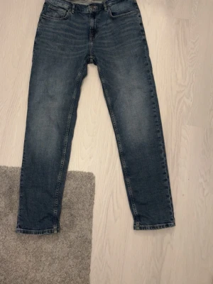 Blå jeans från Zara, storlek 32 - Säljer ett par klassiska slim fit blå jeans från Zara i storlek 32. Användts ett par gånger perfekt kondition