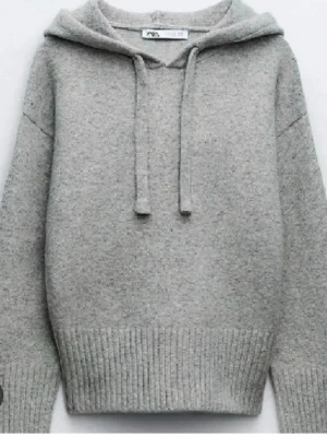 Zara stickad hoodie - Eftersökt stickad hoodie som ny använd fåtal gånger säljer för att den är för stor 