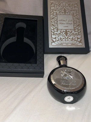 Lattafa Pride Eau de Parfum - Exklusiv parfym med lyxig förpackning från Lattafa. Volym: 100 ml. Ingredienser: Alcohol Denat, Parfum (Fragrance), Aqua (Water), flera aromatiska ämnen. Tillverkad i Förenade Arabemiraten. Perfekt för dig som vill sticka ut med stil. Har sprejat den max 5 gånger