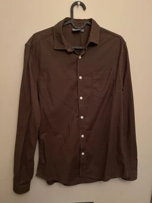 Skjorta - Säljer en skjorta från asos i storlek s. Skulle säga att den är brun/grön men kontakta gärna vid frågor och funderingar