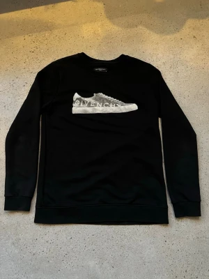 Sällsynt givenchy tröja  - Säljer en snygg och sällsynt sweatshirt ifrån givenchy. Den är såklart äkta och den är använd fåtal gånger. Inga tecken på användning(10/10). Hör av dig vid frågor 