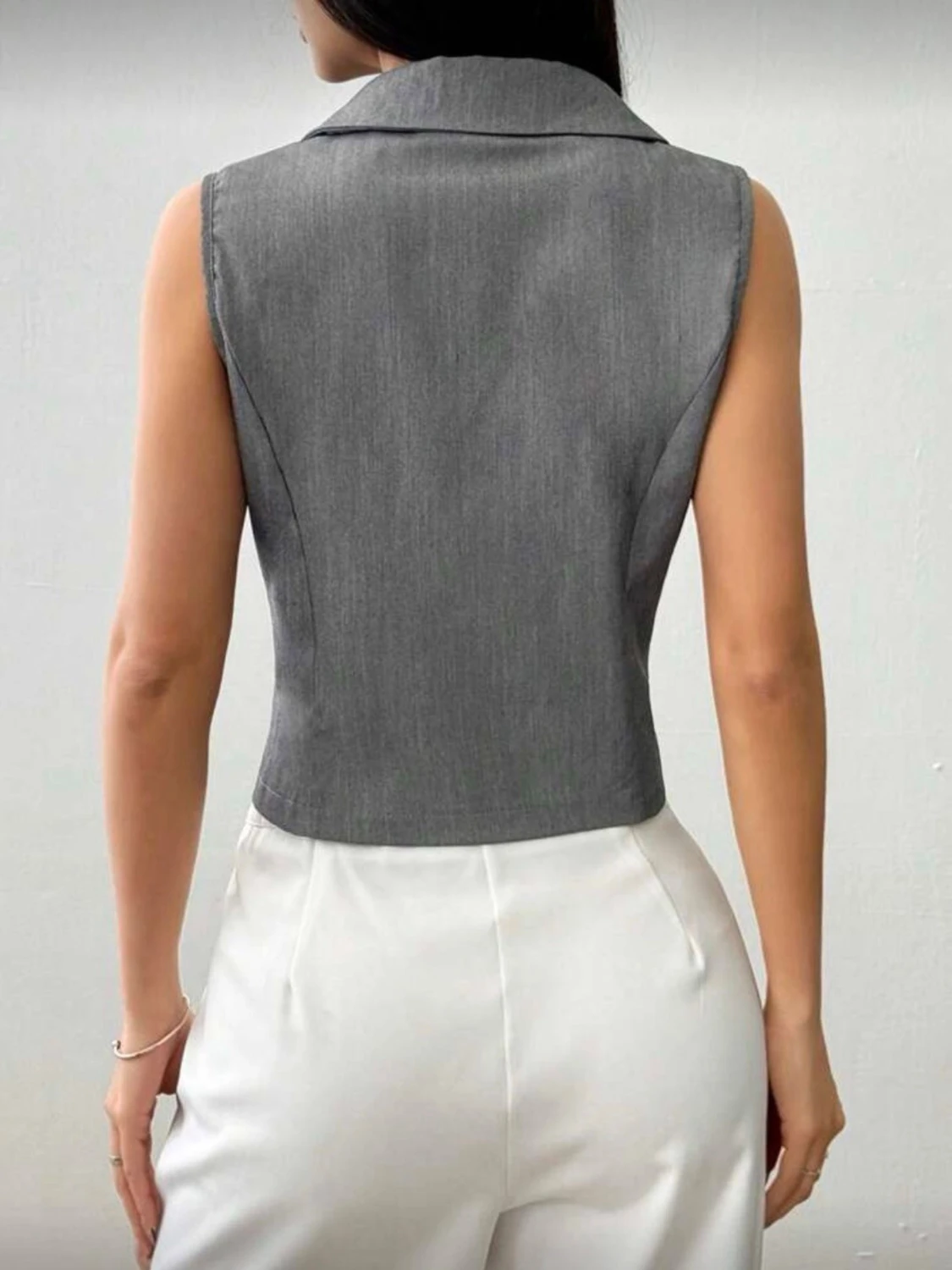 Grå omlottväst med knappar - 4