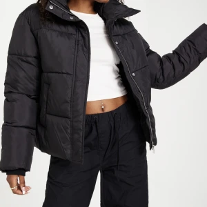 Puffer jacka  - Svart kort jacka från Nelly 🤍