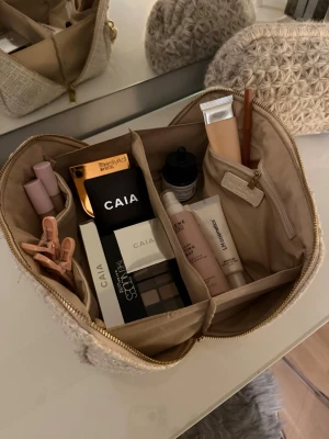 Beige necessär från Urika Sweden - Säljer en beige necessär från Urika Sweden med dragkedja i guld och flera praktiska fack. Utsidan har en stickad struktur och insidan är i slät textil. Perfekt för smink och hudvård, rymmer allt du behöver och håller ordning på dina produkter. Helt ny, hör gärna av dig vid frågor🤍 Nypris: 399 kr 