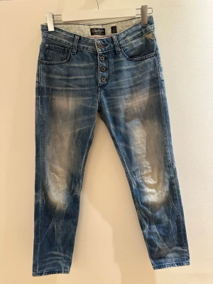 Replay Jeans  - Säljer dessa Replay Jeans i mycket fint skick. Detta är en limiterad modell som inte går att köpa längre, samt sällsynt. De är i storlek 26, hör av er vid minsta fundering!