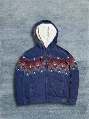 Hollister Hoodie - Snygg zip hoodie  ifrån Hollister. Tröjan har väldigt skön fodring i luvan och inuti tröjan. Mycket bra skick. Hör av dig vid frågor eller fler bilder!