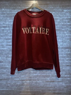 Vinröd sweatshirt från Zadig & Voltaire - Skön och snygg tröja från Zadig & Voltaire i en riktigt fin vinröd färg. Mjuk och varm, perfekt för höst och vinter när man vill ha något bekvämt men ändå stilrent. Snygg logga framtill och på ärmen som ger det lilla extra.