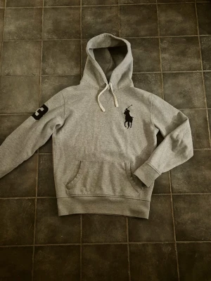Ralph lauren hoodie - ralph lauren hoodie i bra skick | skriv vid frågor