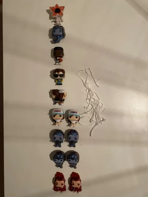 Stranger things kinder joy - Säljer dessa populära stranger things kinder joys gubbar som jag fått dubbelt av. 15 kr/st! Man får även med trådarna att hänga upp dem. (Man kan även välja köpa flera på en gång)