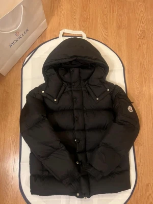 Svart dunjacka från Moncler med huva - Helt ny