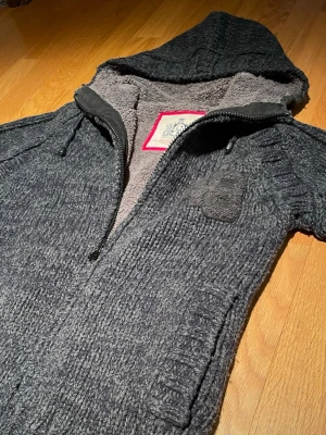 Fodrad Hoodie - Riktigt fet stickad och fodrad zip-hoodie i bra skick | Storlek S | Skriv vid funderingar och skicka gärna bud!
