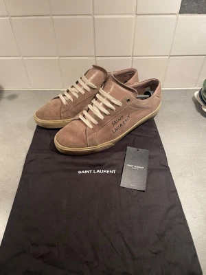 Saint Laurent sneakers  - Säljer mina saint laurents i en väldigt ovanlig färg som inte går köpa längre. dustbag, tag ingår.Nypris 6400. Bra skick. Skicka prisförslag till mig så hittar vi ett rimligt pris. Vid snabb affär går pris att diskuteras, kan även vara i intresse av byten.