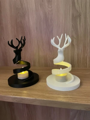 Elegant Spiralhjort – Ljuslykta i modern design - Elegant Spiralhjort – Ljuslykta i modern design ✨  Ge ditt hem en magisk och stämningsfull atmosfär med vår unika Spiralhjort-ljuslykta – en perfekt kombination av skandinavisk minimalism och kreativ design.  🦌 Unik form Den spiralformade kroppen reser sig elegant runt ljuslågan och avslutas med ett vackert hjorthuvud med horn – en symbol för natur, lugn och vintermys.  💡 Magisk belysning Placera ett LED-ljus i mitten och se hur det varma skenet dansar längs spiralen – som om hjorten fångar ljus