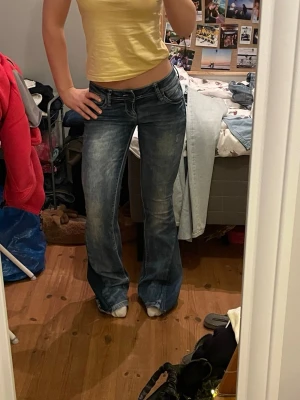 Mörk blå lågmidjade jeans - Säljer dessa sååå snygga jeans som är omsydda till bootcut, då jag har för många jeans. Midjemått 36 cm och innerbenslängden är 81 cm. Kontakta mig gärna privat vid frågor eller liknande💗