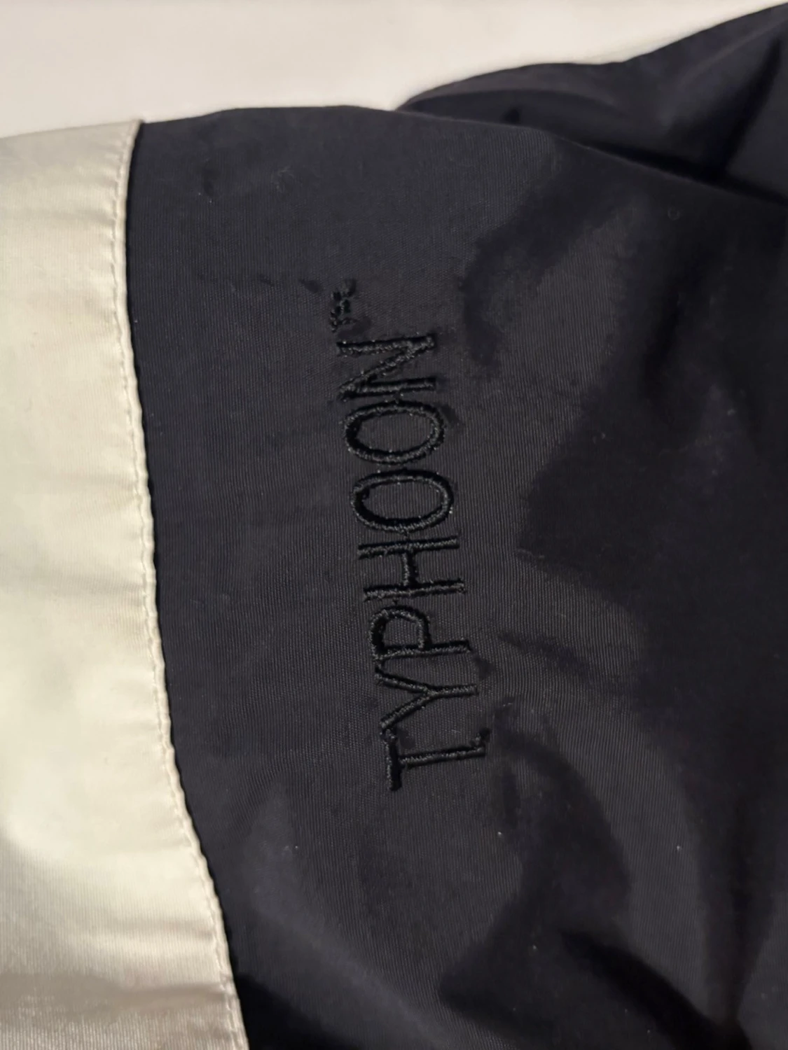 Svartvit vindjacka från Typhoon - 3