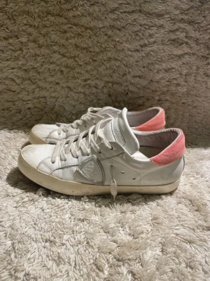 Philippe model - Ett par shyssta phillipe models! Skorna är i strl 35.5 men passar mig som har 37. Ingår: Skorna 