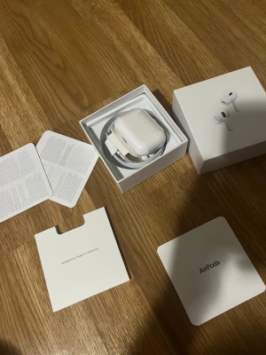 AirPods Pro gen 2 - Säljer ett par AirPods Pro 2 med originalförpackning, laddningskabel, extra öronkuddar och manualer. Allt ser komplett ut och i mycket gott skick, inga synliga repor eller skador. Perfekt för trådlös musik och samtal med aktiv brusreducering. Airpodsen har garanti till 2026-05-23. (PRISET HÅR ATT DISKUTERAS)