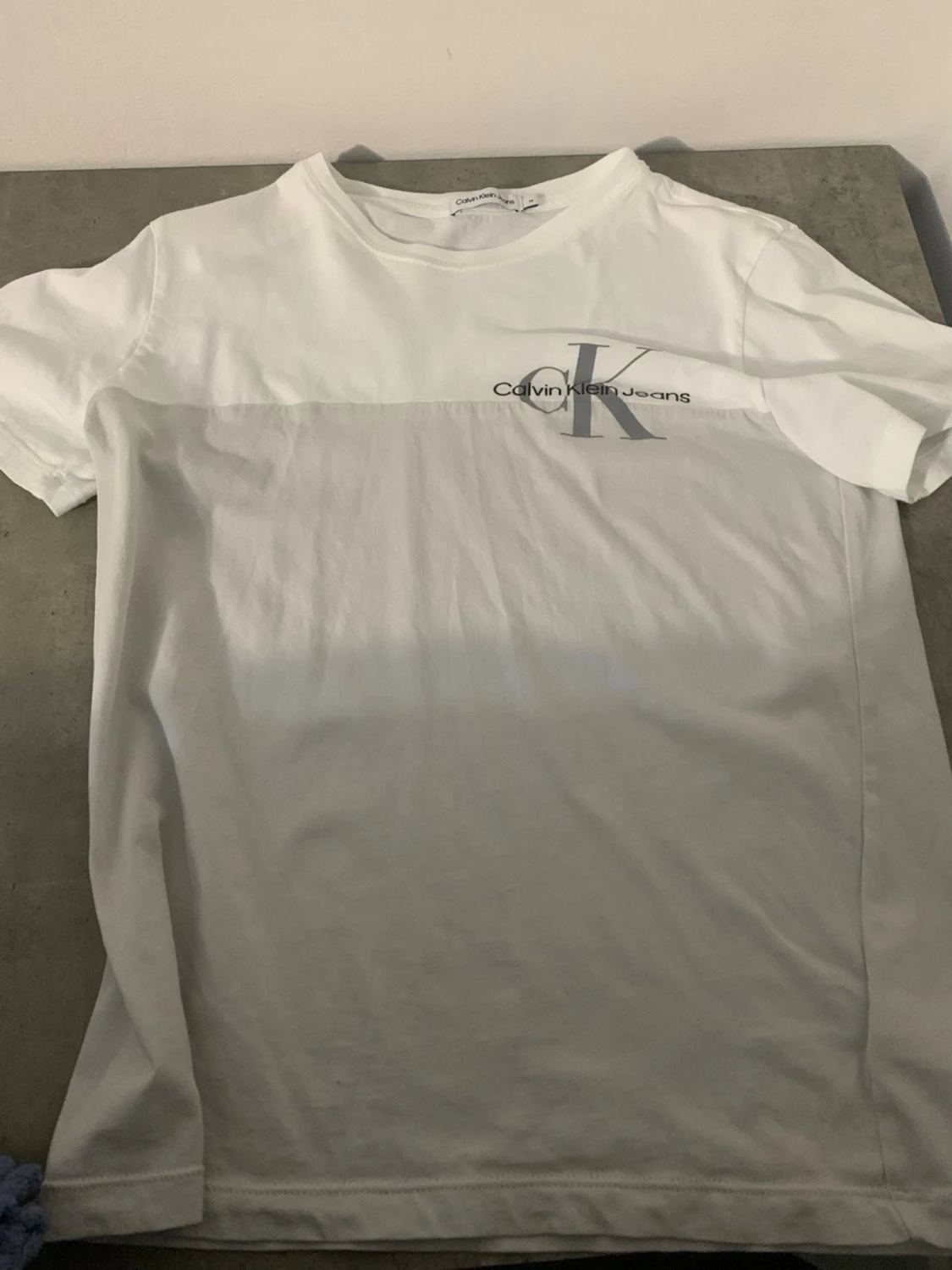 Vit t-shirt från Calvin Klein Jeans