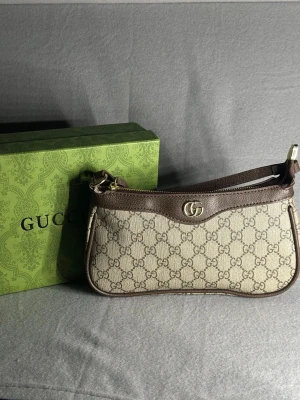 Väska - Helt ny, skriv om du har frågor eller vill ha mer bilder.